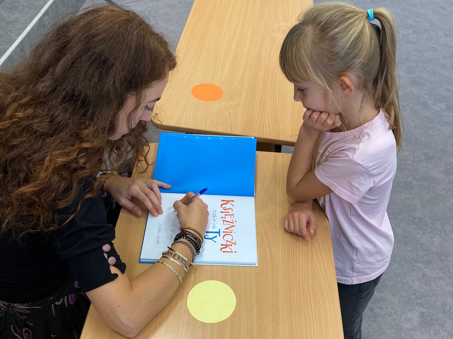 Z KSIĄŻKĄ NA WALIZKACH